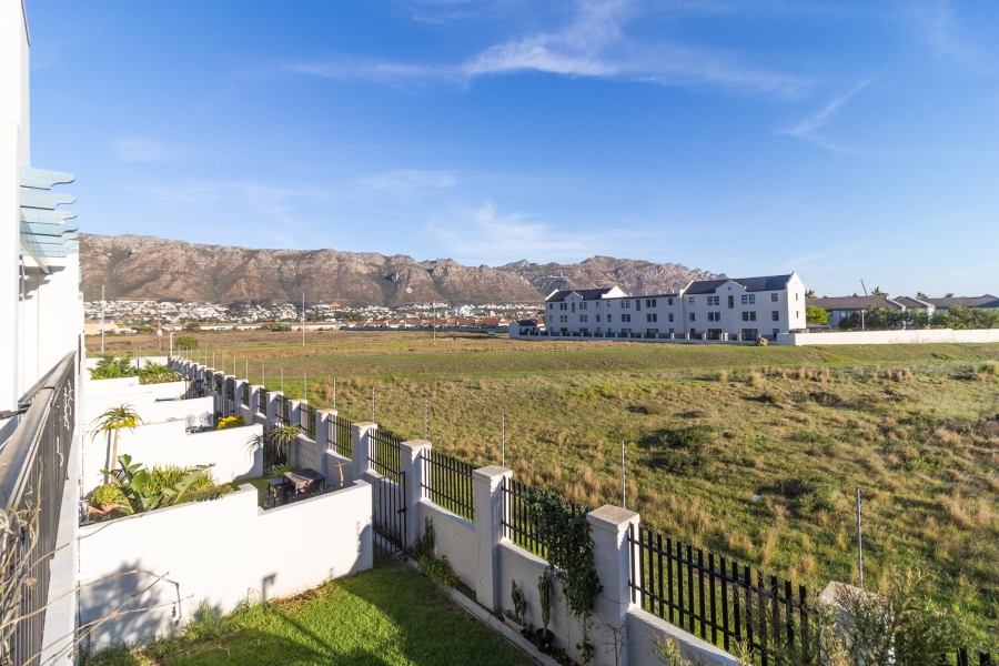 To Let 2 Bedroom Property for Rent in Gordons Bay Central Western Cape